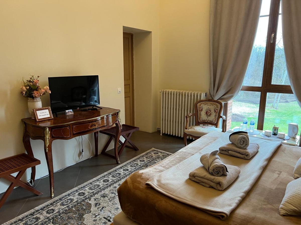 Château de Crènille Chaumes-en-Brie Extérieur photo